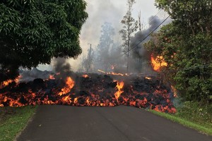 ELLITORAL_210476 |  dpa La lava del volcán Kilauea avanza sobre una carretera el 06/05/2018 en Honolulu, Estados Unidos. Tras la erupción del volcán Kilauea en Hawái, al menos 26 casas quedaron destruidas por los ríos de lava en la zona residencial Leilani Estates, situada en la mayor isla del archipiélago, Big Island, informaron fuentes de protección civil la noche del 06/05/2018.  
(Vinculado al texto de dpa "Destruidas al menos 26 casas tras erupción del volcán Kilauea" del 07/05/2018) Foto: USGS/Zuma Press/dpa +++ dpa-fotografia +++