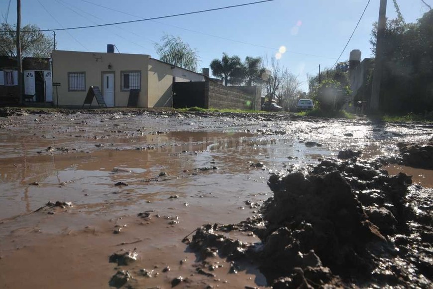 ELLITORAL_185281 | Flavio Raina Un pantano. Cuando se mira de cerca, sorprende lo blandas que están las calles. En Ayacucho habían colocado un ripio, pero ya se lavó .
