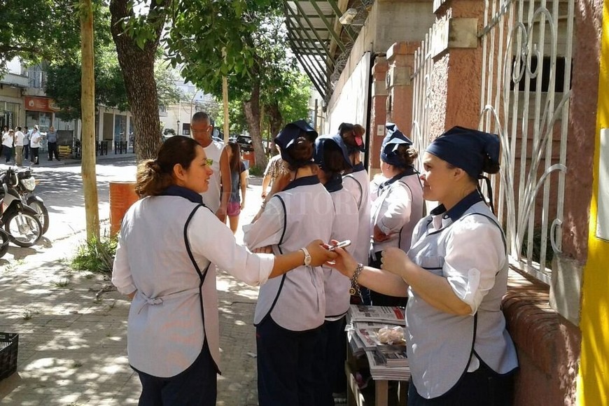 ELLITORAL_194206 |  Danilo Chiapello En medio de la emergencia, los empleados de la panadería debieron abandonar sus puestos y salir a la calle.