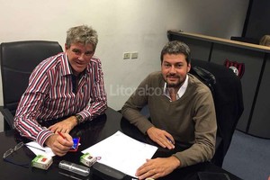 Gentileza Enrique Ariotti y Matías Lammens, los presidentes de los clubes durante la firma del traspaso.