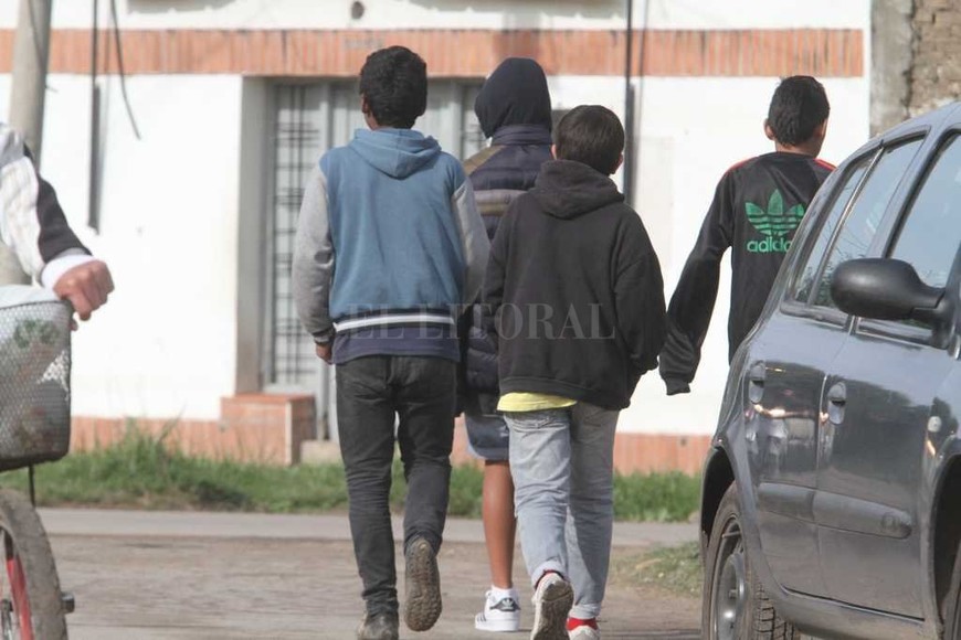 ELLITORAL_190508 | Mauricio Garín Dónde van. El destino de los miles de pibes de los barrios del cordón oeste de la ciudad es el que movilizó a los adultos a conformar esta mesa y brindarles una esperanza para sus vidas.