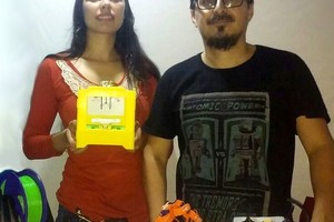ELLITORAL_209966 |  Juan Pacheco Innovadores. Erica Díaz y Juan Pacheco, impulsores del proyecto de mini impresoras 3D (ella está mostrando uno de estos modernos dispositivos). Se dedican a reciclar partes electrónicas en desuso.
