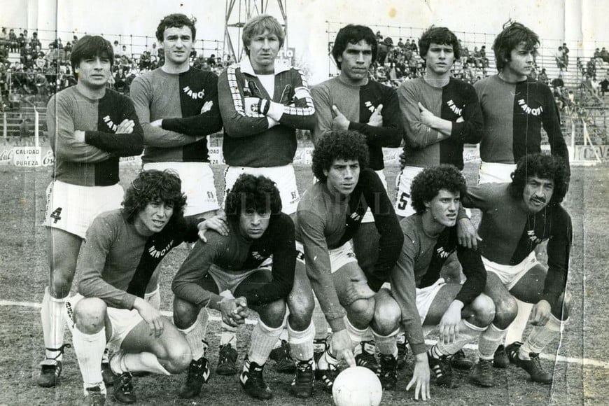 ELLITORAL_249997 |  Archivo El Litoral Año 1983 y un muy joven Carozo Mir mezclado entre recordados jugadores de esos tiempos difíciles para Colón, como Sergio Juncos, Godano, Micheli, Bustingorria, Pighín, Inderkumer, Mercado, Pesoa, Andrada y Benítez. Dos años después jugó en Unión.