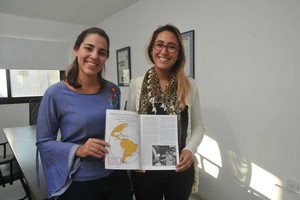 Flavio Raina Camila Kemerer y Ariana Pietrasanta serán las primeras  embajadoras  de la UNL en la Fragata Libertad.