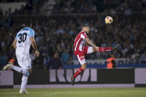 ELLITORAL_255866 |  Matías Nápoli Troyanski disputando una pelota en la cancha de Racing.