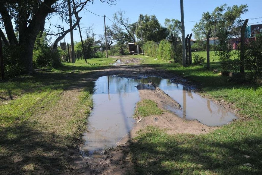 ELLITORAL_177868 |  Flavio Raina Así está la calle por donde se llega a la escuela Booz. Los vecinos dicen que hace semanas que no pasa el recolector de residuos.