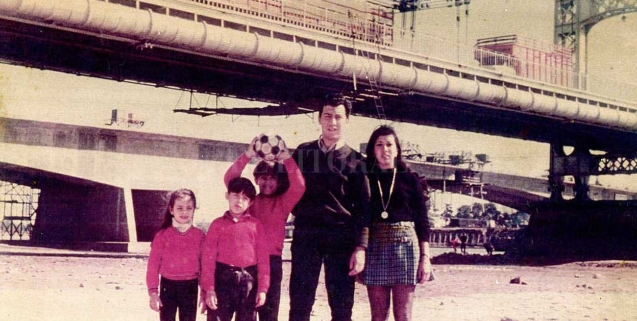 En los '70 se podía jugar al fútbol debajo del Puente Colgante