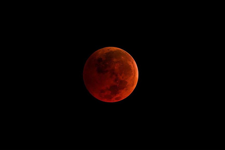 ELLITORAL_202222 |  NASA La imagen pertenece a una foto satelital de la Nasa: ésa es la llamada Luna de Sangre, por su color rojizo.