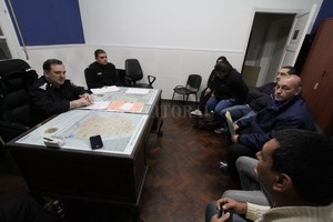 ELLITORAL_255039 |  Pablo Aguirre Reunión. Choferes de taxis y remises fueron recibidos en la Jefatura de la URI por el jefe Ricardo Motta.