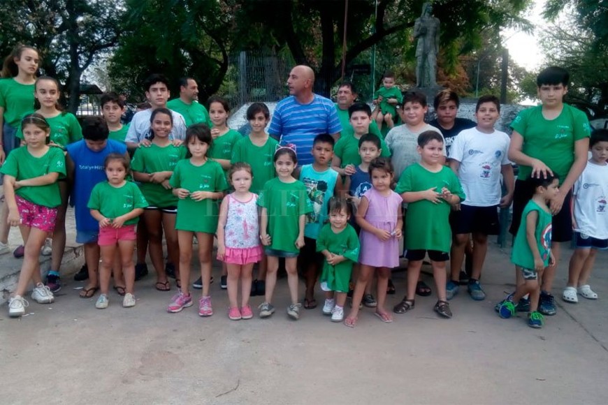 ELLITORAL_216797 |  Voces del Salado Futuros pescadores. Desde hace más de 50 años, El Julepe cuenta con una escuelita infantil que les enseña a los chicos todos los secretos de la pesca. En el medio se lo puede a Mario Balza, vicepresidente de la entidad.