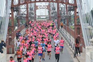 Flavio Raina Largada. Se concretó desde el emblemático Puente Colgante, con los participantes de las categorías competitivas marcando el rumbo inicial.