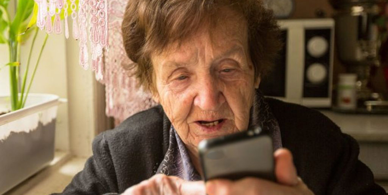 Le hizo un tutorial a su abuela de 82 años para que mande audios por WhatsApp