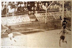 Archivo El Litoral El momento preciso en que el remate de Di Meola se mete junto al palo derecho de Perico Pérez, en el arco de la tribuna redonda.