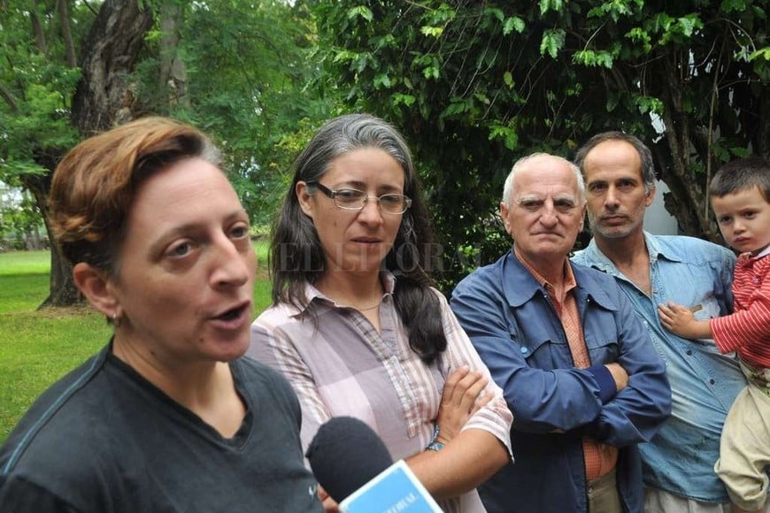 ELLITORAL_174955 | Flavio Raina Cecilia Paez (desde la izq.), del INTA Pro Huerta, junto a los horticultores Luciana Carrizo, Vicente Tosti y Bernardo Salvador.