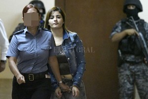 Marcelo Manera Jorgelina, la novia de Alan Funes, este jueves en los Tribunales de Rosario.