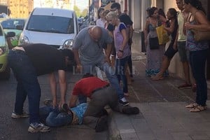 ELLITORAL_174079 |  El Litoral El grupo de vecinos mantuvo inmovilizado al ladrón hasta la llegada de la policía.