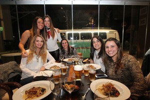 ELLITORAL_254729 | Manuel Fabatía / Archivo En bares y restaurantes de la ciudad habrá varias promociones para celebrar la amistad.