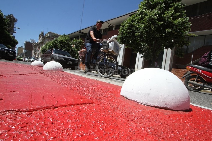 ELLITORAL_165213 |  Mauricio Garín Impacto visual. Los peatones que en las últimas horas circularon por la zona de la Plaza San Martín se encontraron con el nuevo espacio peatonal que llama la atención por el color de su pintura y está delimitado para impedir el acceso de vehículos a la zona.