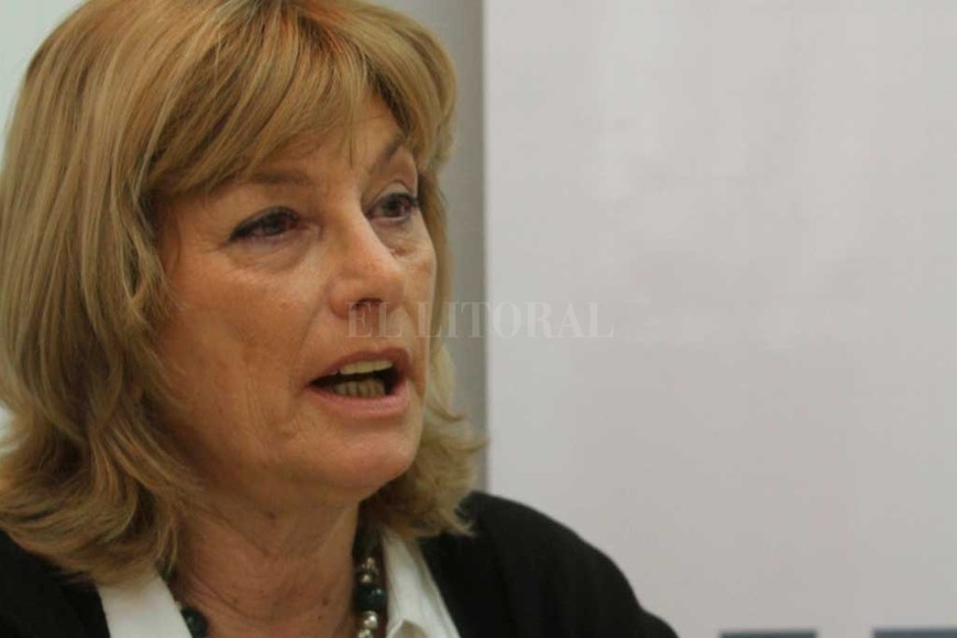 ELLITORAL_253203 |  Archivo El Litoral CONSULTAR Y DESPUÉS COMPRAR. Desde el Colegio de Farmacéuticos recomiendan que antes de tomar cualquier medicamento, por más que sea de venta libre, es importante la consulta con un profesional. En la foto, Adriana Cuello, la presidenta de la entidad.