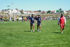 ELLITORAL_171110 |  El Litoral Juan Pablo Pumpido se retira de la cancha de Aldosivi (buen estado). A un costado, sonrientes, también se van Brítez y Acevedo.