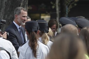 dpa 17.08.2018, España, Barcelona: El rey español Felipe VI. (izq.) conversa con oficiales de policía en una ceremonia conmemorativa en honor de las víctimas del atentado terrorista del 17 de agosto de 2017 en el paseo Las Ramblas. Foto: Eric Alonso/ZUMA Wire/dpa +++ dpa-fotografia +++