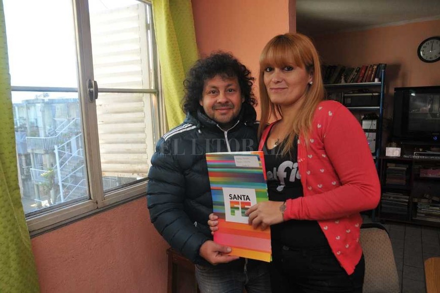 ELLITORAL_183472 |  Flavio Raina Marcelo Acosta y su esposa Ivanna Jazmin vecinos del Fonavi Centenario, escrituraron después de muchos años.