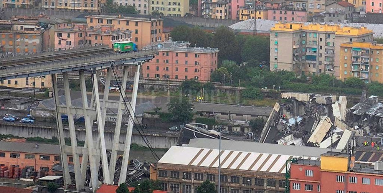 Crece la cifra de víctimas fatales por el derrumbe del puente en Italia