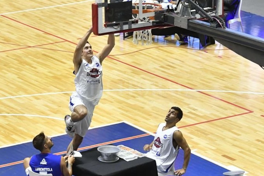 ELLITORAL_185776 |  Télam Carlos Buemo, ganador del Torneo de Volcadas del 29no. Juego de las Estrellas, encesta por sobre sus compañeros Facundo Campazzo y Nicolás Laprovittola.
