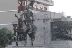 ELLITORAL_216817 |  Manuel Fabatía El imponente monumento en bronce del Brigadier Estanislao López, del escultor J. C. Navarro, inaugurado en 1942, frente a Puente Colgante.