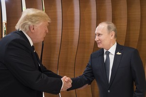 ELLITORAL_216943 |  dpa-archivo El presidente estadounidense, Donald Trump, se saluda el 07/07/2017 en Hamburgo, Alemania, con su homólogo ruso, Vladimir Putin.