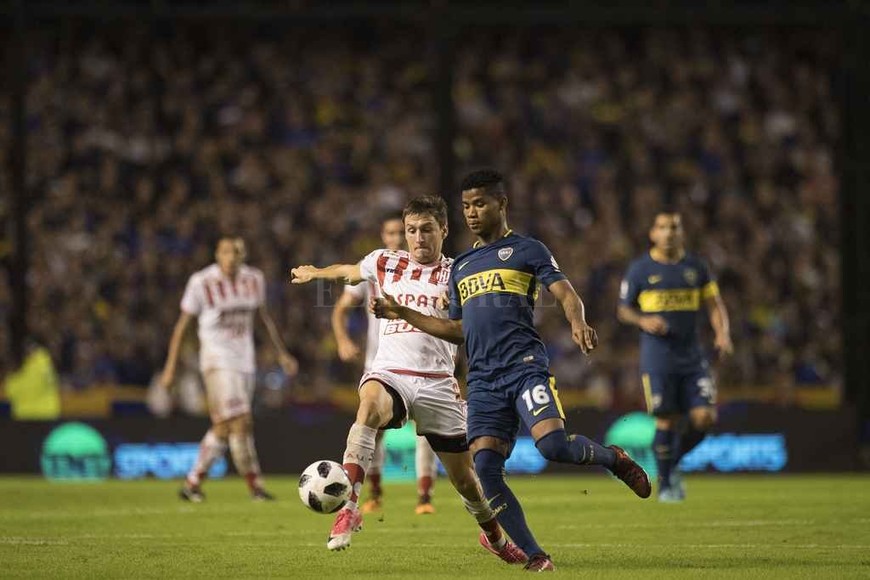 ELLITORAL_210403 |  Matías Nápoli Se jugó con esta intensidad. Como fueron Soldano y Barrios a disputar esa pelota, así se jugó durante los 90 minutos. Corrieron una barbaridad. Y el mérito de Boca fue que no se sintiera el esfuerzo que hicieron cuatro días antes en Barranquilla.
