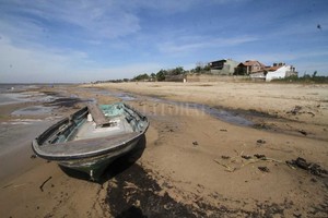 ELLITORAL_189380 |  Mauricio Garín Así está. La imagen muestra el estado en el que se encuentra la otrora Playa Norte, abandonada.