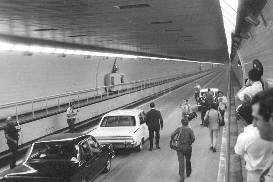 ELLITORAL_198126 |  Archivo El Litoral El primer automóvil que cruzó el túnel en diciembre de 1969