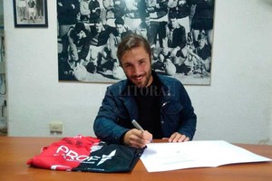 ELLITORAL_217817 |  Prensa Colón Zuculini ya firmó con Colón este miércoles al mediodía.