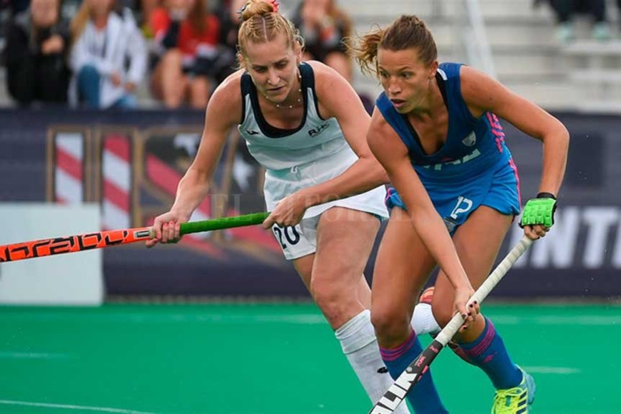 ELLITORAL_217070 |  Archivo El Litoral Martina Cavallero y Julia Gomes Fantasia. Tienen por delante el desafío de dejar a Las Leonas lo más arriba posible en el Mundial de Londres.