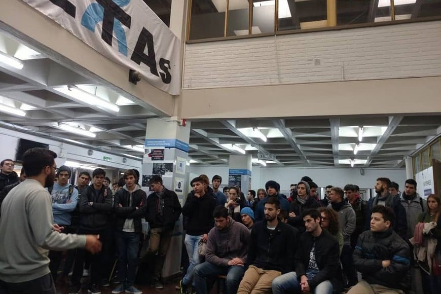 ELLITORAL_219453 |  Gentileza CEUT FRSF En UTN, los estudiantes se reunieron en asamblea en apoyo a los docentes.