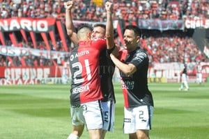 ELLITORAL_195458 |  Luis Cetraro El pibe Chancalay festeja su gol y recibe el saludo de Heredia y Toledo, en el partido ante los sanjuaninos, cuando parecía que Colón se quedaba con todo.