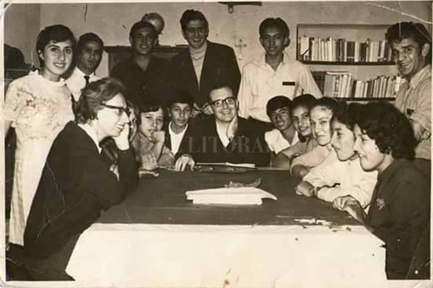 ELLITORAL_183441 |  Gentileza Juan A. Taborda Recuerdo. El grupo juvenil que creó Büntig en la Parroquia Jesús Resucitado (1969).