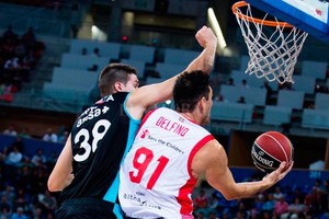 Archivo El Litoral Uno de los partidos que disputó Delfino en España, para Baskonia