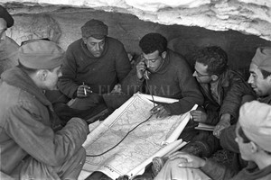 EFE Combatientes republicanos en el Río Segre (cerca de Fraga), en el frente de Aragón, mientras se comunican con sus superiores el 7 de noviembre de 1938 durante la guerra civil española tomada por Robert Capa.
