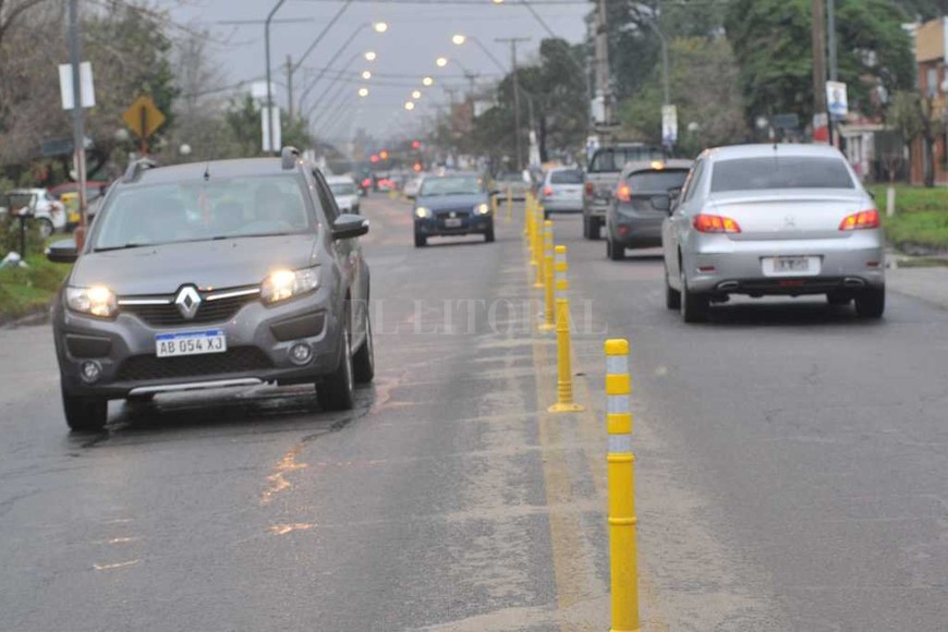 ELLITORAL_186919 | Flavio Raina Pretiles. Se van a colocar entre Salvador del Carril y Javier de la Rosa. El objetivo es evitar que los conductores invadan la otra mano y prevenir accidentes.