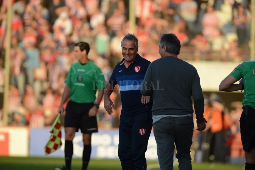 ELLITORAL_210954 |  Luis Cetraro Madelón bromea con Holan en un momento del partido.