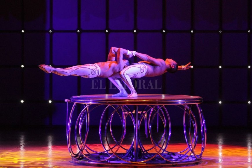 ELLITORAL_199322 |  Manuel Fabatia Durante varias semanas, los artistas del Tihany asombraron al público de la región.