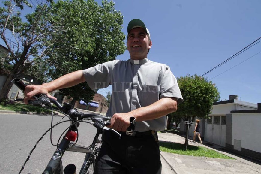 ELLITORAL_200681 |  Mauricio Garín Sonrisa. Al padre Javier Rossi lo llaman el cura de la bicicleta. Es quien acompañará la delegación santafesina a Chile y ya viajó en tres oportunidades a ver a Francisco.