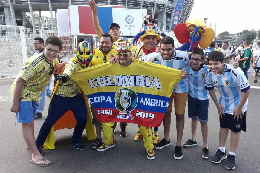 ELLITORAL_250860 |  El Litoral Todos juntos. Argentinos y colombianos compartiendo la previa del gran partido entre sus selecciones de fútbol.
