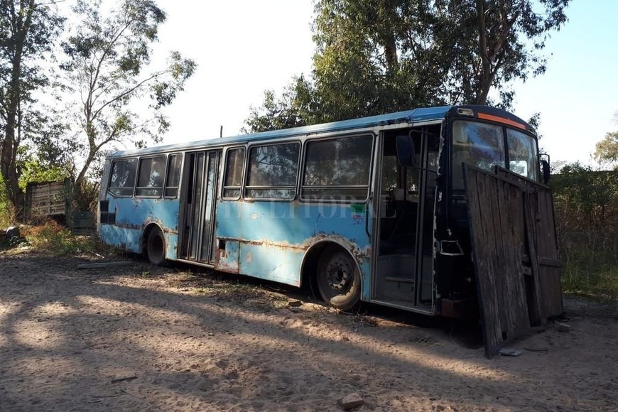 ELLITORAL_255147 |  Danilo Chiapello El maltrecho ómnibus donde  Apolo  se refugió un tiempo luego de discutir con su padre.