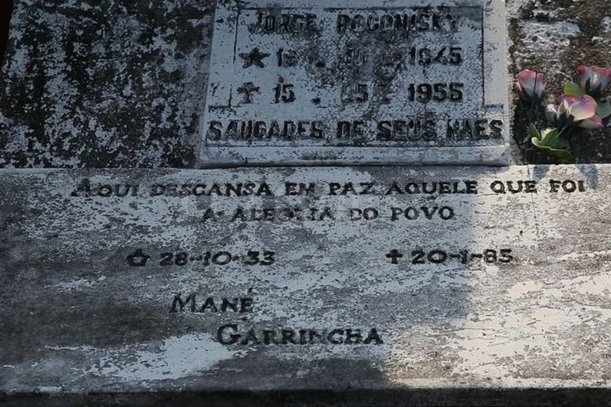 ELLITORAL_181457 |  EFE Detalle de la tumba del exfutbolista Mané Garrincha en el cementerio municipal de Raiz da Serra, donde supuestamente se encontraban sus restos mortales.