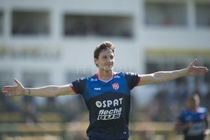 Agencia DyN Hacen valer sus goles. Uno de los tantos festejos de Franco Soldano con la camiseta de Unión, en este caso con la azul. También los hizo con la blanca y con la rojiblanca a bastones. Hoy, Soldano tiene una chapa que es inobjetable: es el segundo goleador del fútbol argentino. En consecuencia, no lo quieren soltar así porque sí.