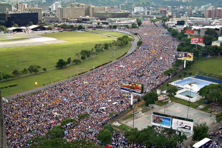 ELLITORAL_208313 |  Internet Multitudinaria manifestación en abril del 2002, contra Hugo Chávez.