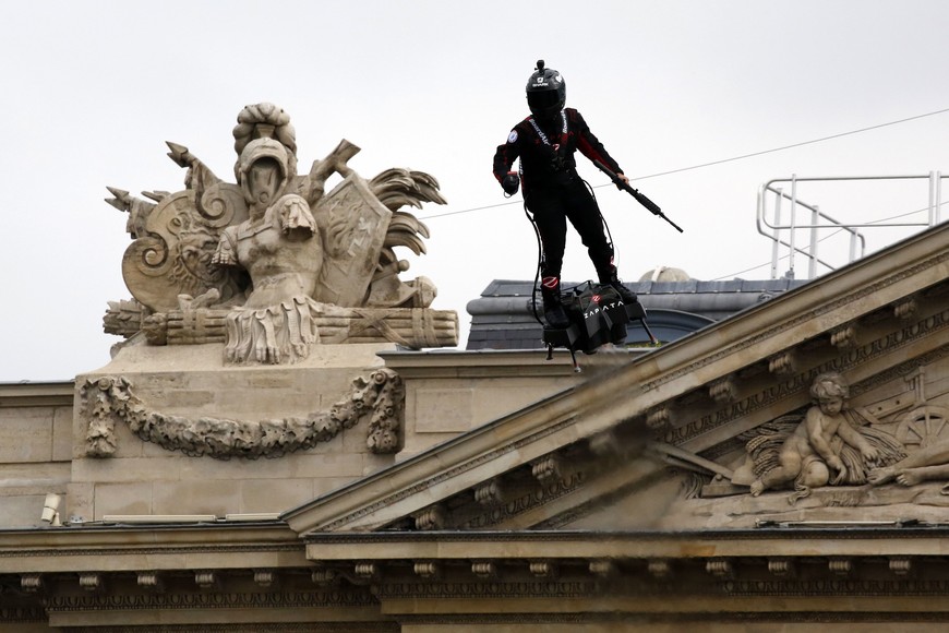 ELLITORAL_254331 | Xinhua (190714) -- PARIS, 14 julio, 2019 (Xinhua) -- Franky Zapata, inventor y emprendedor francés, vuela una "flyboard" durante el desfile militar anual del Día de la Bastilla, en París, Francia, el 14 de julio de 2019. (Xinhua/Jack Chan) (da) (rtg)